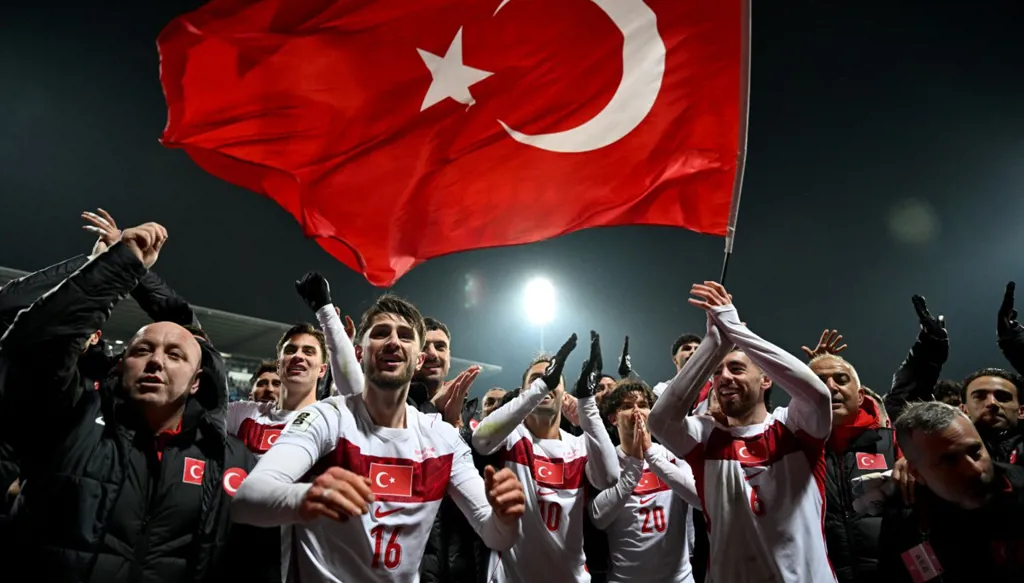 تركيا تعود إلى كأس العالم بعد غياب طويل