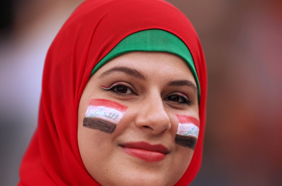 مشجعة لمنتخب العراق في ملعب المباراة. (أ ف ب)