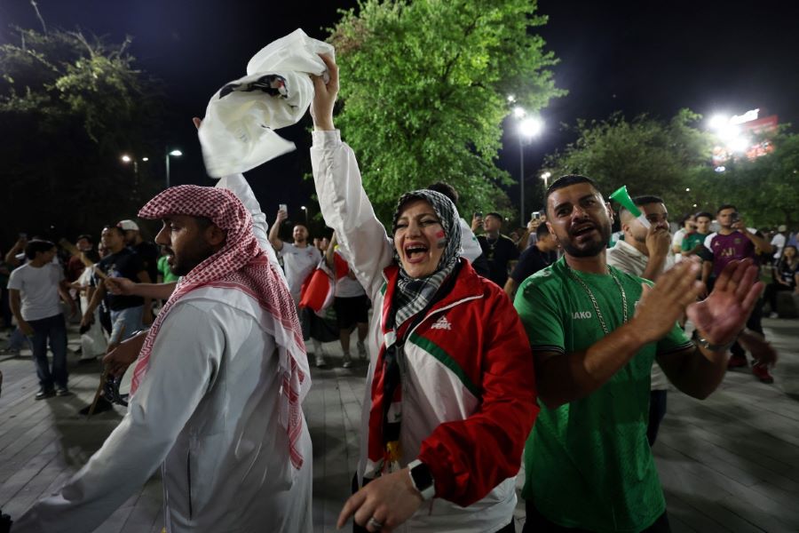 جماهير العراق. (أ ف ب)