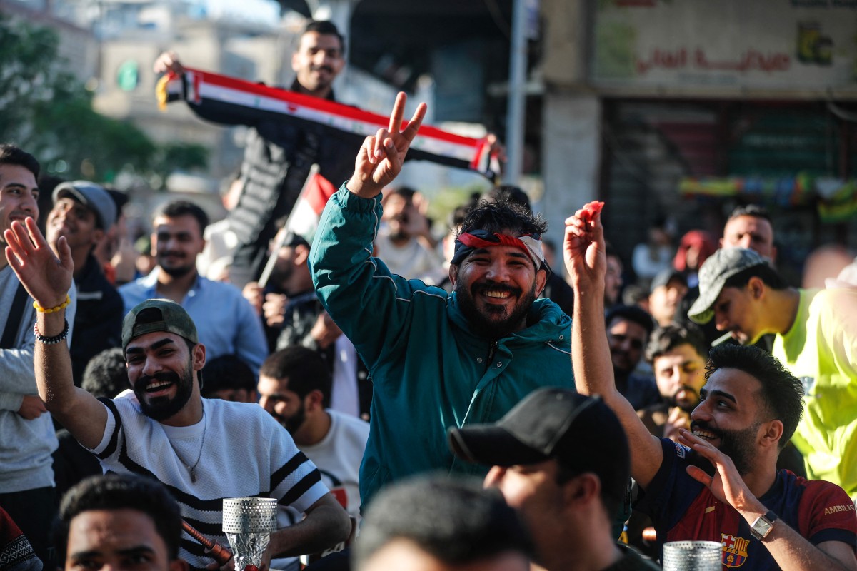 احتفالات الشعب العراقي في الشوارع بعد حسم التأهل إلى كأس العالم 2026. (أ ف ب)
