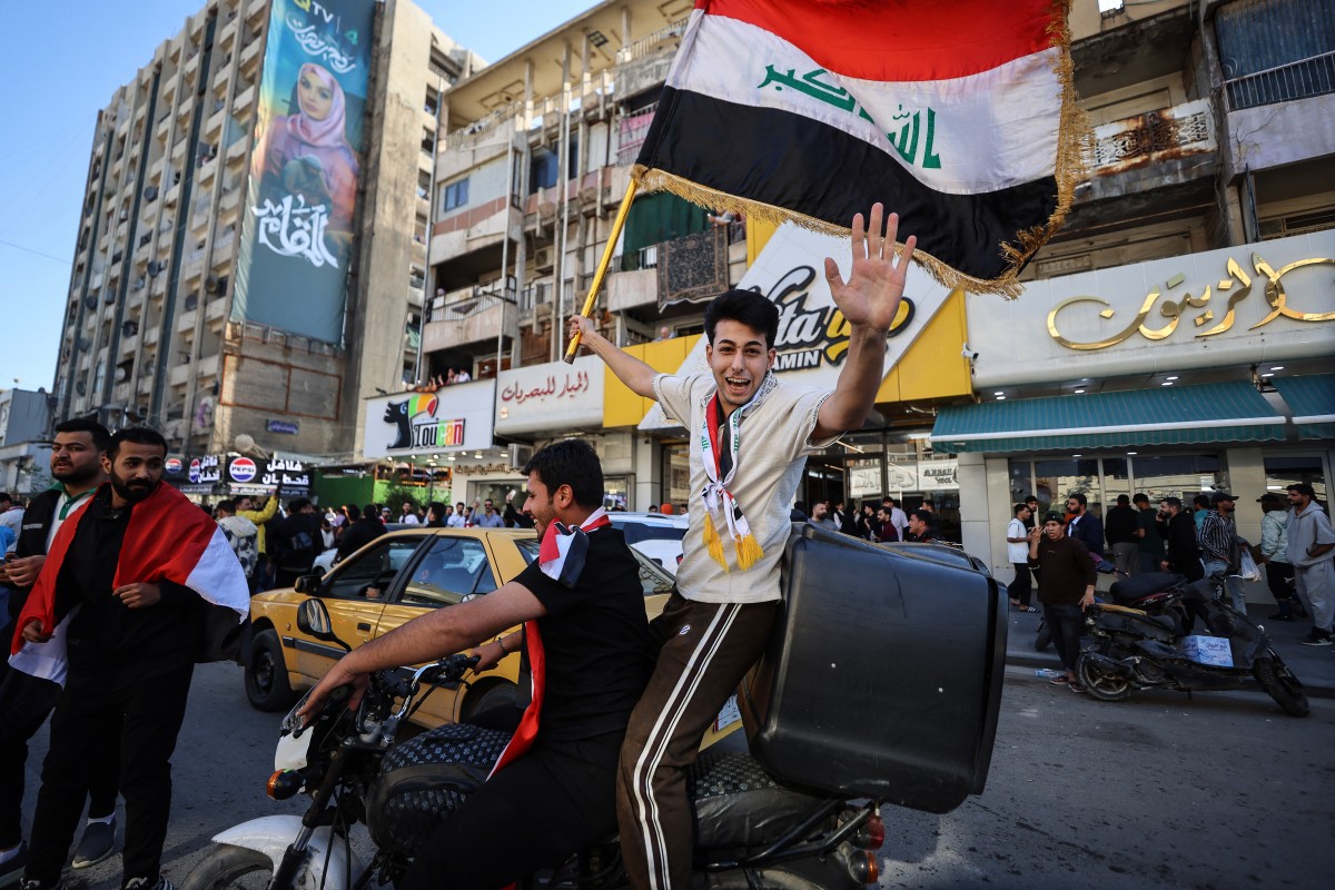 احتفالات الشعب العراقي في الشوارع بعد حسم التأهل إلى كأس العالم 2026. (أ ف ب)