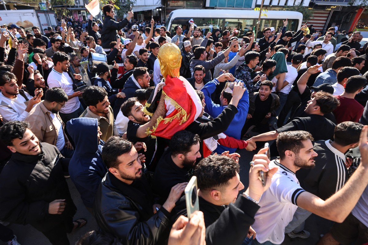احتفالات الشعب العراقي في الشوارع بعد حسم التأهل إلى كأس العالم 2026. (أ ف ب)