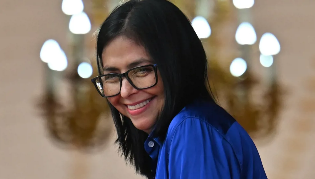 الولايات المتحدة ترفع العقوبات عن رئيسة فنزويلا بالوكالة... ما التداعيات؟