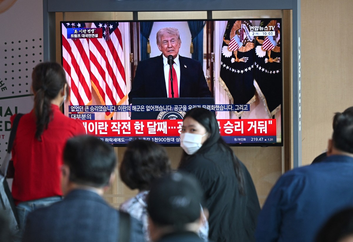 عرض خطاب الرئيس الأميركي دونالد ترامب للأمة حول الحرب ضد إيران في محطة قطار في سيول. (أ ف ب)