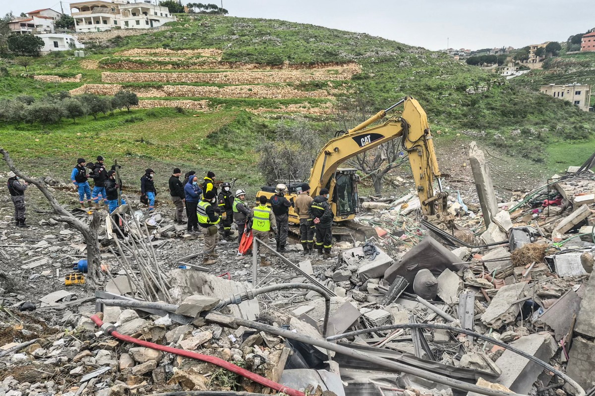 فرق الإنقاذ تبحث عن ناجين في موقع غارة جوية إسرائيلية استهدفت منزلاً في قرية زبدين جنوب لبنان. (أ ف ب)