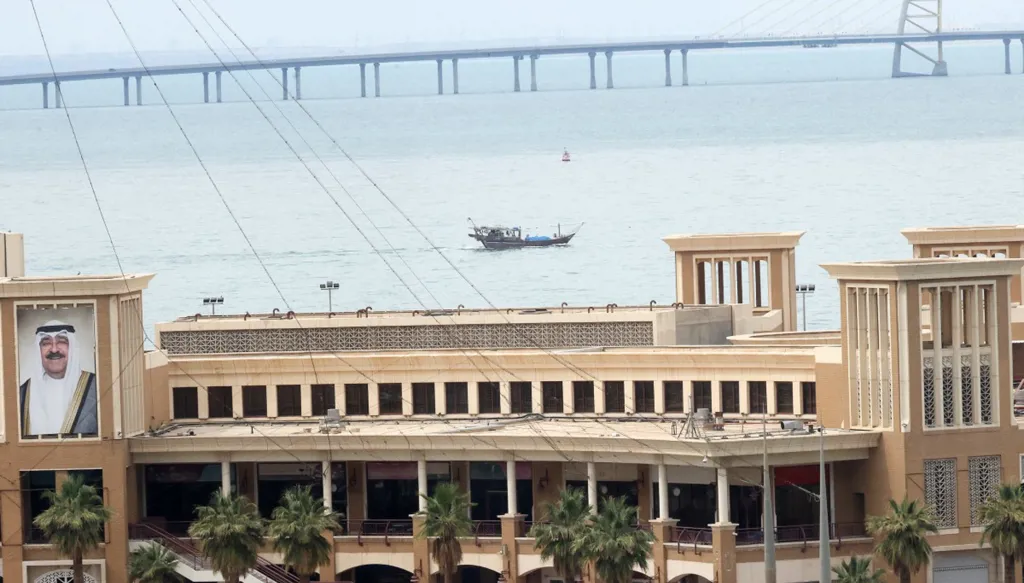 الإمارات والكويت والسعودية تتصدّى لهجمات إيرانية