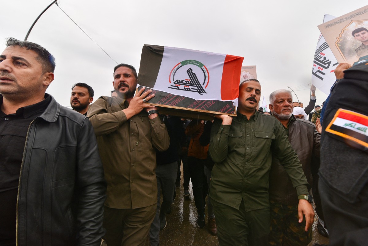 تشييع عناصر من قوات الحشد الشعبي في بغداد (أ ف ب). 