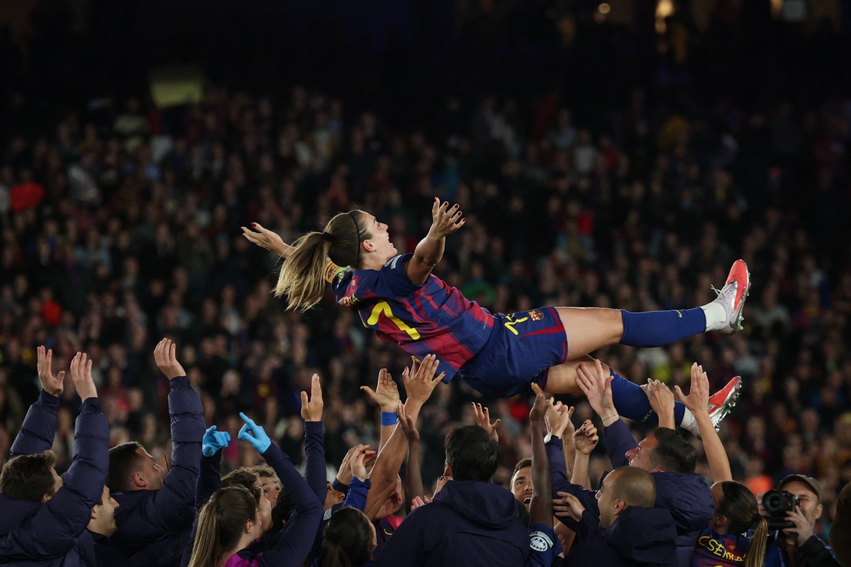 لاعبات برشلونة يحتفلن بالنجمة ألكسيا بوتياس بعد المباراة. (أ ف ب)