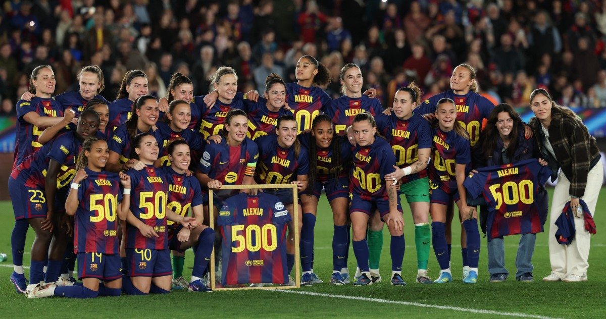 ألكسيا بوتياس تحتفل ببلوغها المباراة رقم 500 مع برشلونة. (أ ف ب)