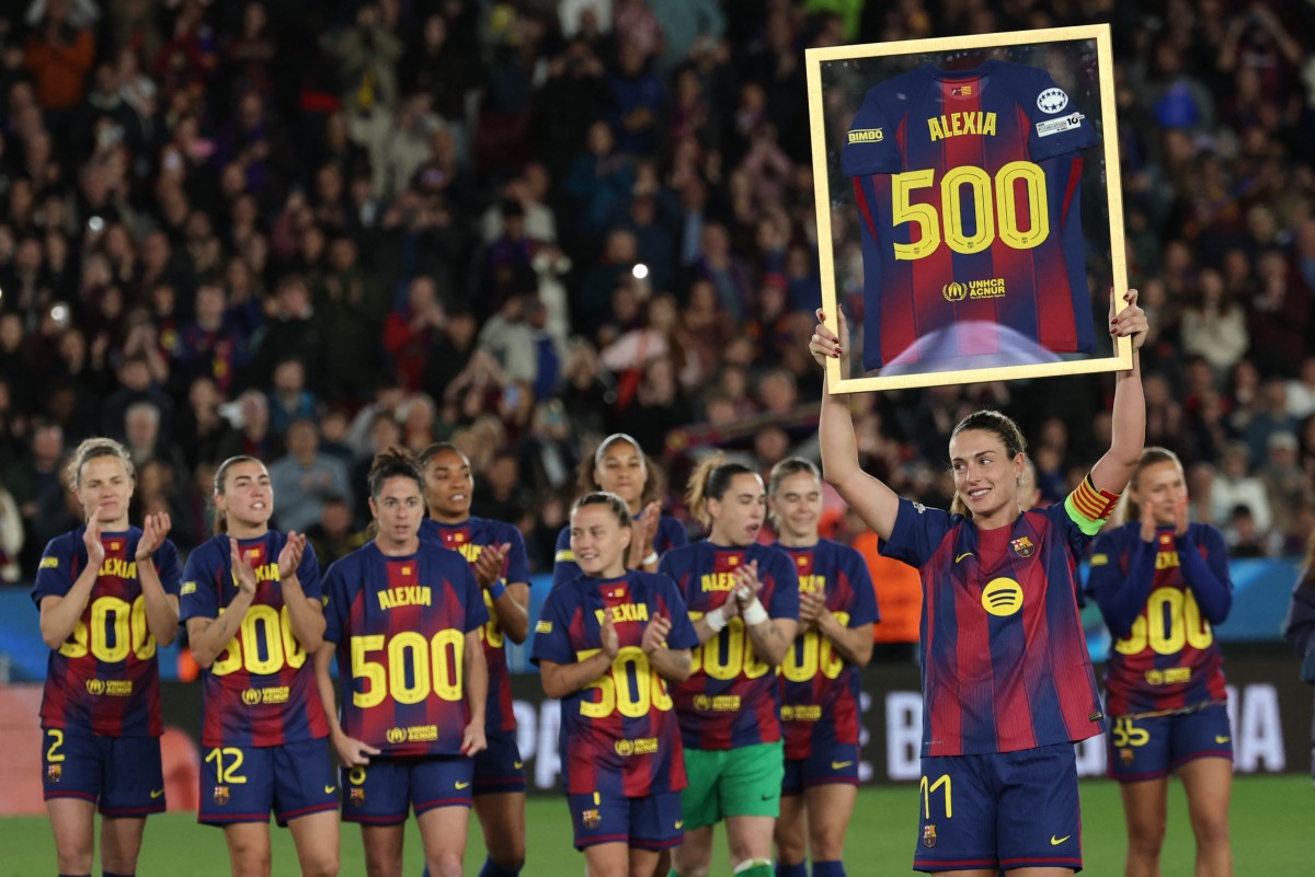 ألكسيا بوتياس تحتفل ببلوغها المباراة رقم 500 مع برشلونة. (أ ف ب)