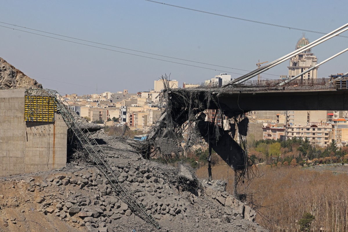 تظهر الصورة منظراً لجسر B1، بعد يوم من تدميره جراء غارة جوية في كرج، على بعد حوالي 20 ميلاً جنوب غرب طهران. (أ ف ب)