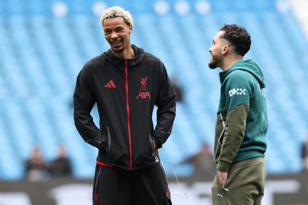 ريان شرقي وأوغو إيكيتيكي قبل انطلاق مباراة مانشستر سيتي وليفربول في كأس إنكلترا. (أ ف ب)