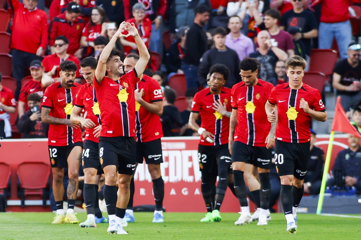 ريال مايوركا يحتفل بالفوز على ريال مدريد. (أ ف ب)