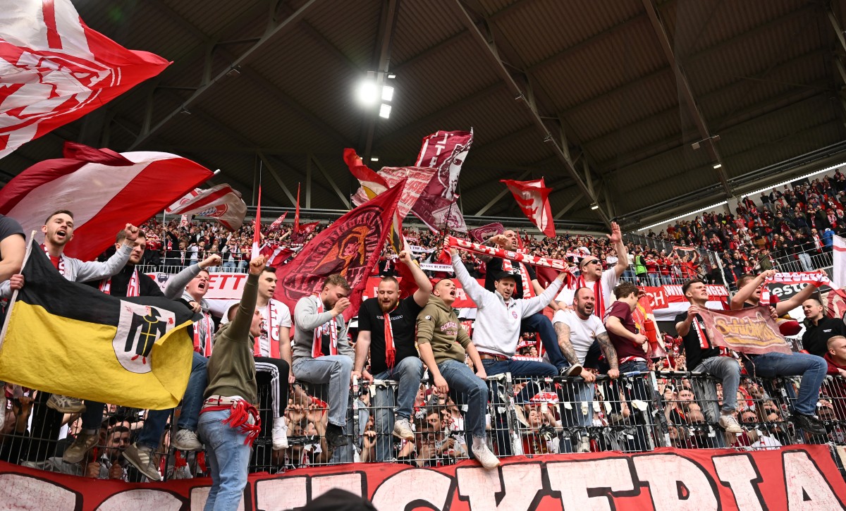 جمهور بايرن ميونيخ يحتفل بعد الفوز المثير على فرايبورغ. (أ ف ب)