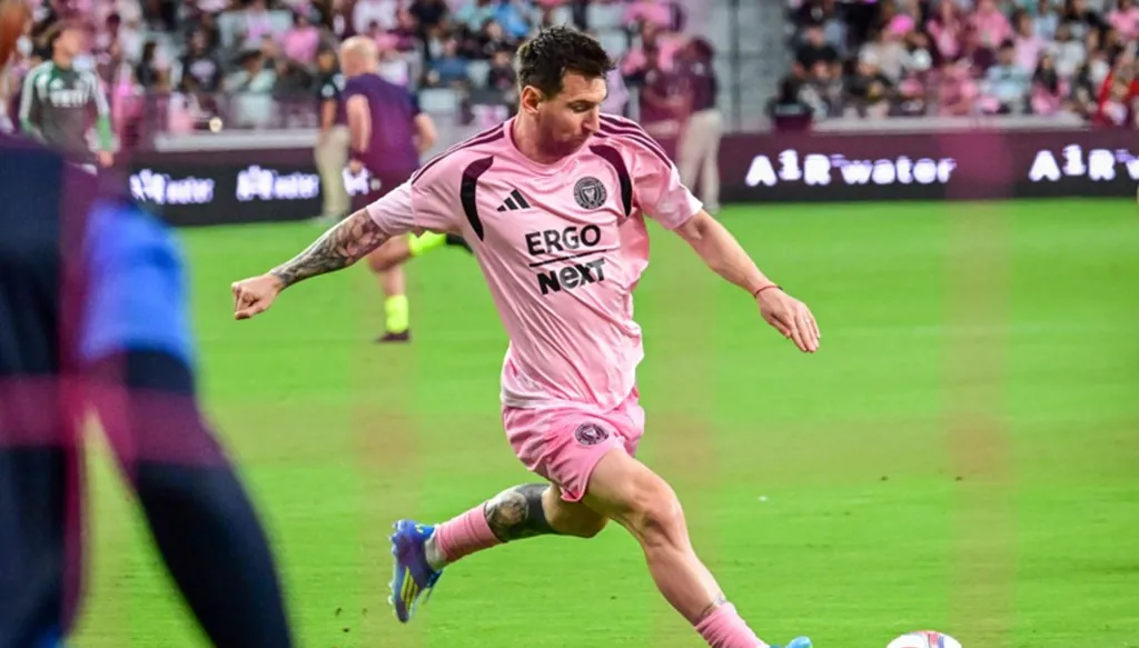 ضحية جديدة لميسي... وهذه المرة الكاميرا (فيديو)