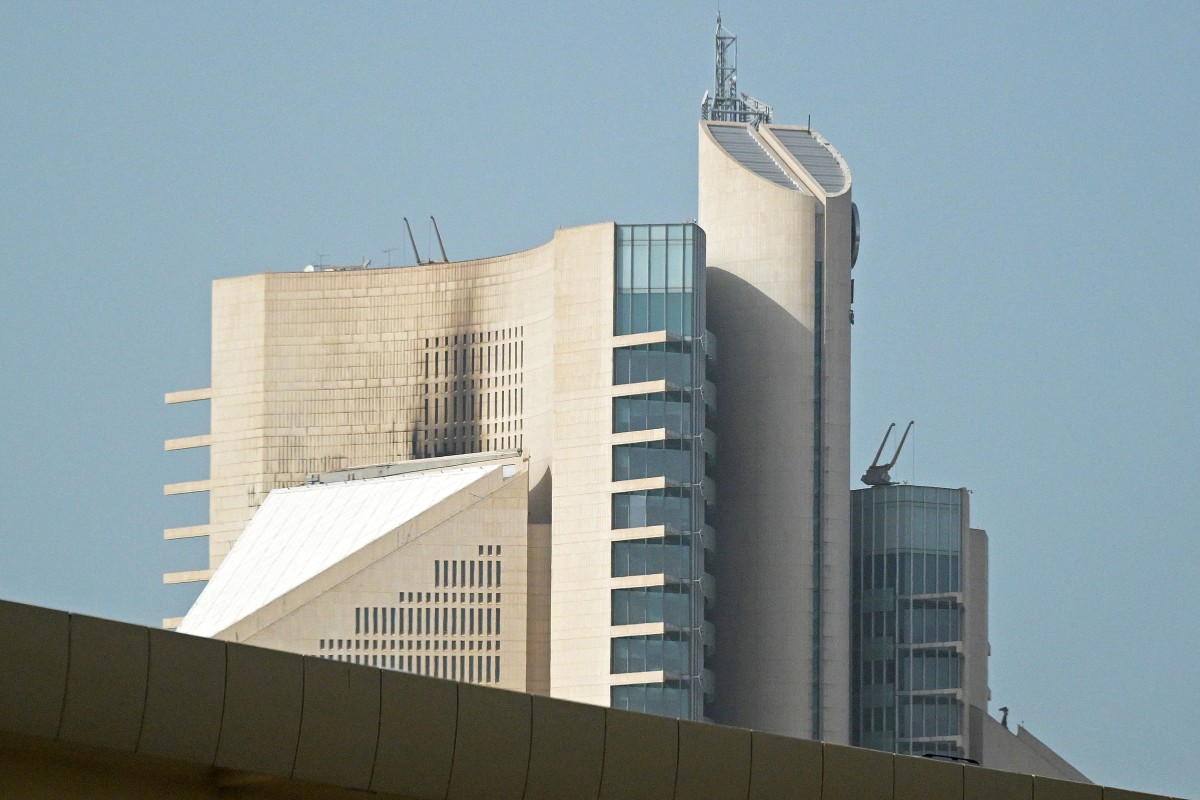 إصابة مبنى في الكويت. (أ ف ب)