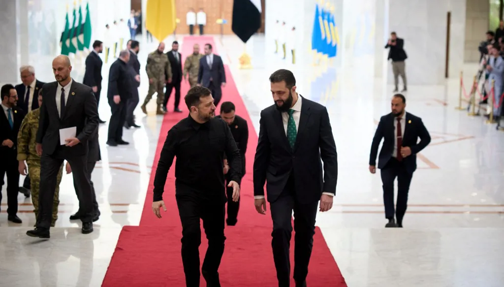 زيلينسكي والشرع يبحثات تطورات المنطقة في قصر الشعب بدمشق