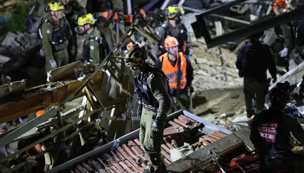 سقوط صاروخ إيراني برؤوس متفجّرة في حيفا... قتيلان إسرائيليان ومفقودان تحت الأنقاض