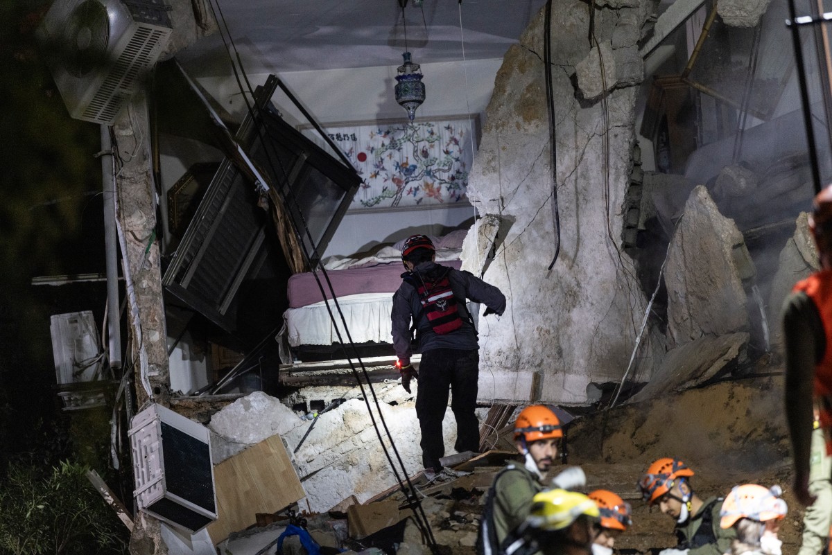 أضرار في حيفا جرّاء الصاروخ الإيراني (أ ف ب).