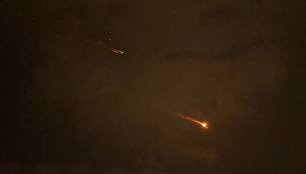 إسرائيل تشنّ موجة غارات على إيران… واعتراض صواريخ أُطلقت من طهران