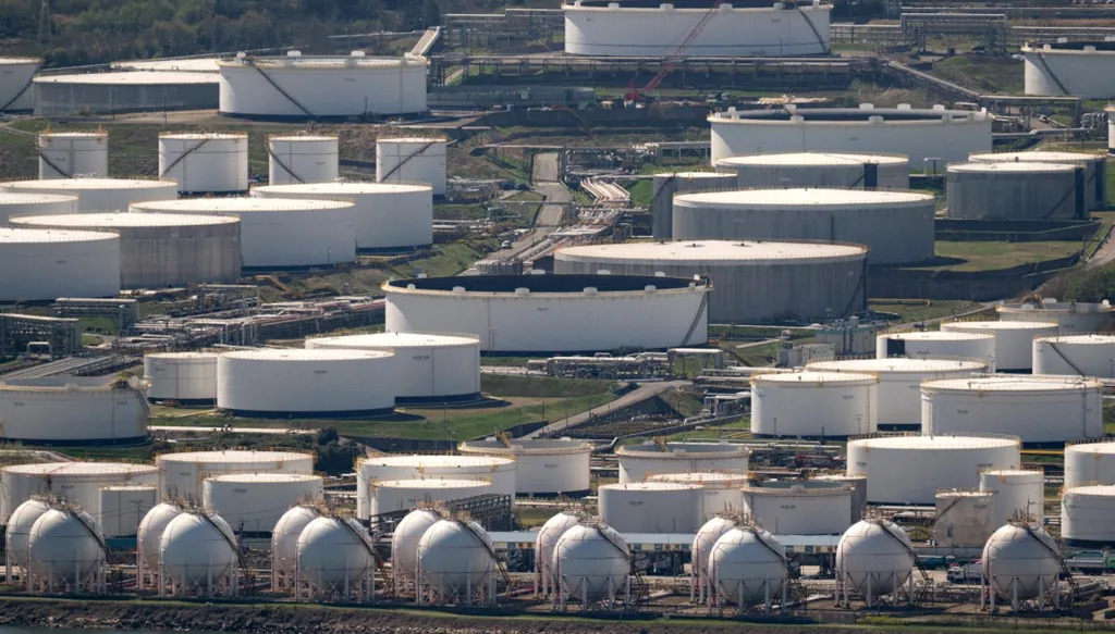 خزانات نفط ومنشآت النفطية (أ ف ب)