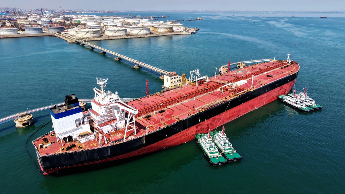 ناقلة نفط راسية في ميناء تشينغداو، بمقاطعة شاندونغ شرقي الصين. (أ ف ب)