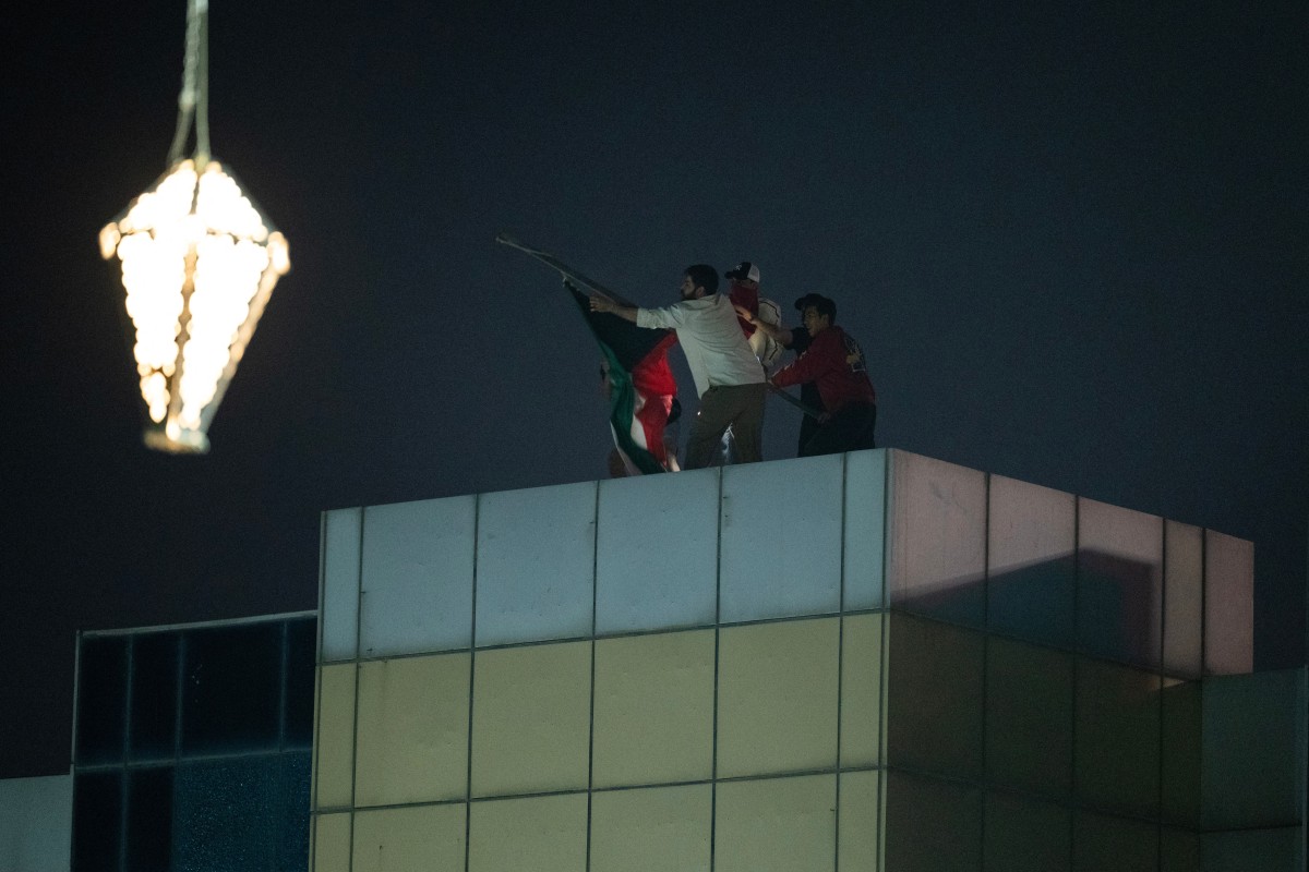 محتجون في العراق. (أ ف ب)