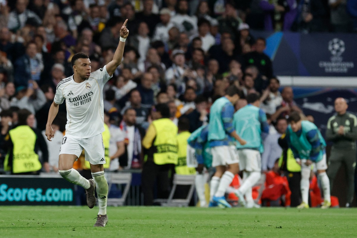 كيليان مبابي يحتفل بهدفه في مرمى بايرن ميونيخ. (أ ف ب)