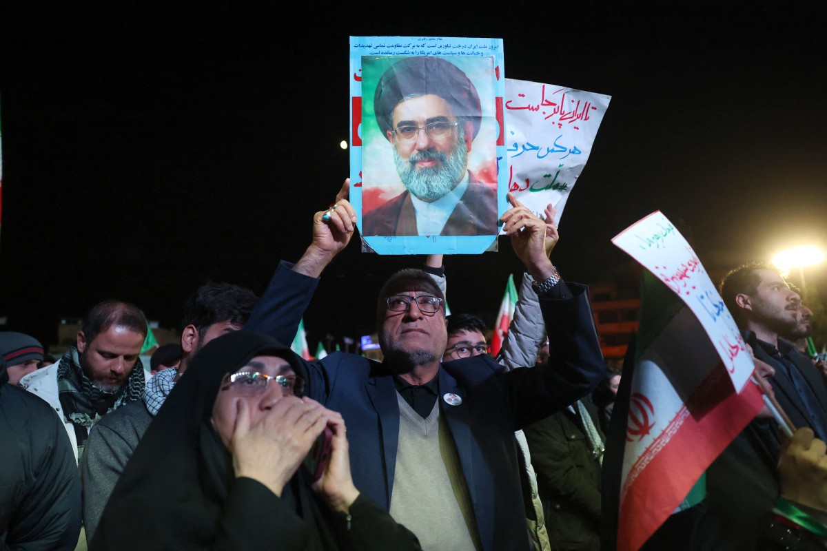 الشارع الإيراني يحتفل بوقف إطلاق النار (أ ف ب).