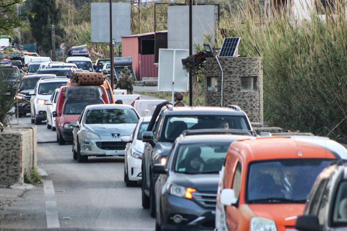 مركبات تعبر نقطة تفتيش عسكرية في منطقة القصيمية وهي تتجه نحو جنوب لبنان في وقت مبكر اليوم. (أ ف ب)