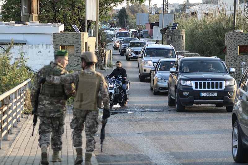 مركبات تعبر نقطة تفتيش عسكرية في القصيمية وهي تتجه نحو جنوب لبنان في 8 نيسان، (أ ف ب).