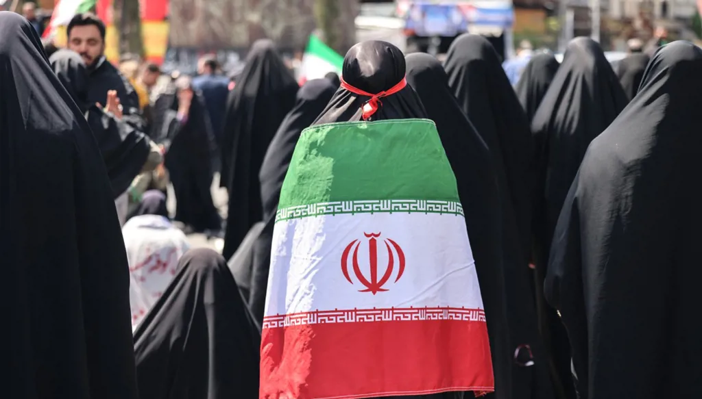 وقف النّار في إيران: غالبيّة مرتاحة… وأقليّة قلقة ومعترضة