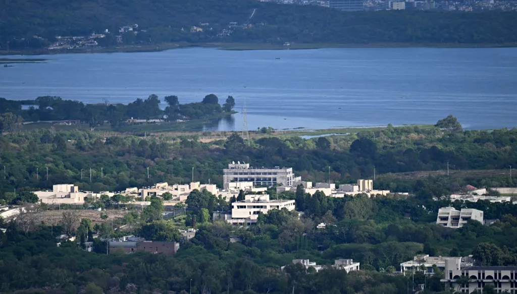 بعد الإعلان عن توجّه فد إيراني إلى إسلام آباد اليوم... سفير إيران لدى باكستان يحذف منشوره