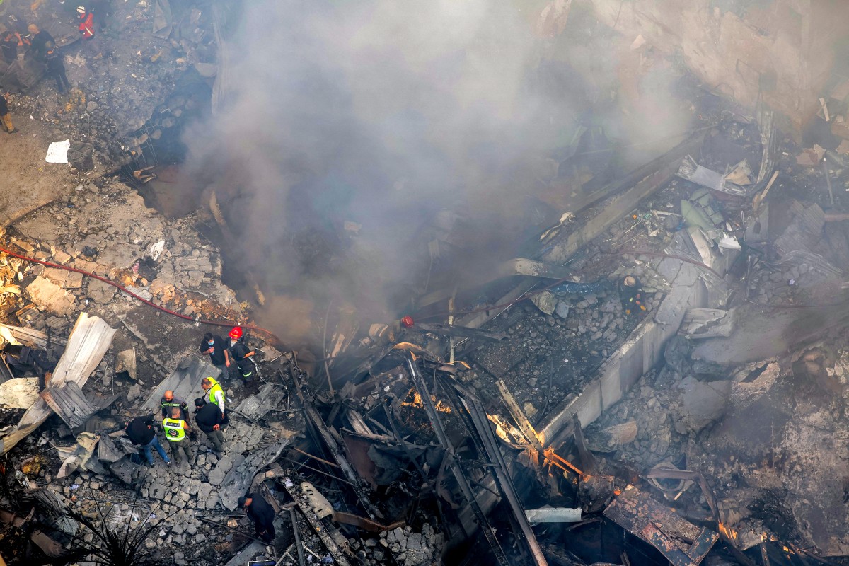 أثار القصف الإسرائيلي (أ ف ب).