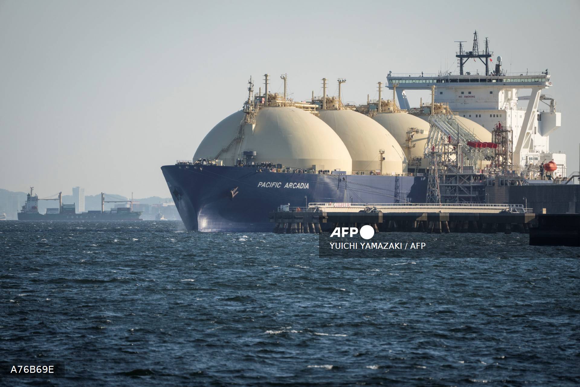 ناقلة غاز طبيعي مسال (LNG) راسية في رصيف الغاز الطبيعي المسال في كاواساكي، بمحافظة كاناغاوا. (أ ف ب)