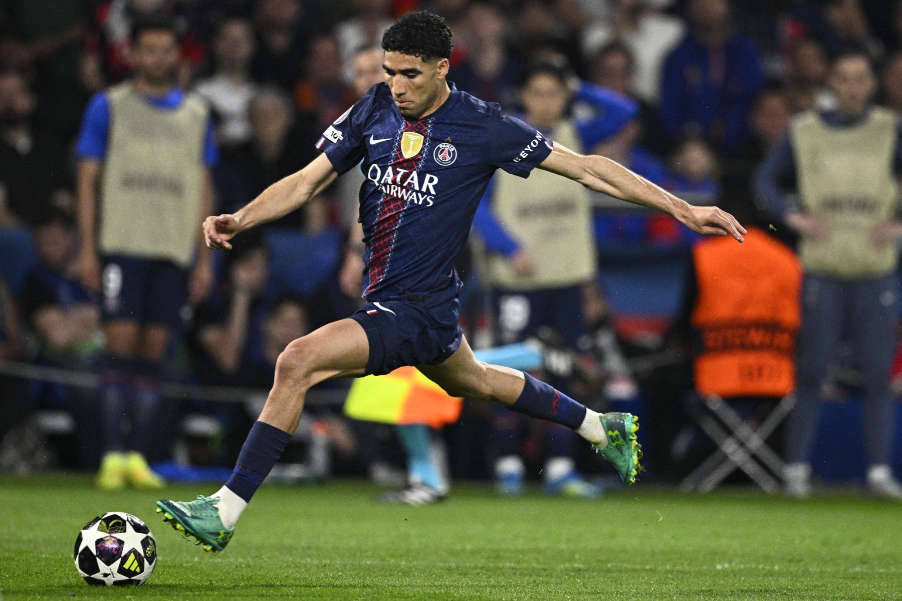 النجم المغربي في صفوف باريس سان جيرمان أشرف حكيمي. (أ ف ب)