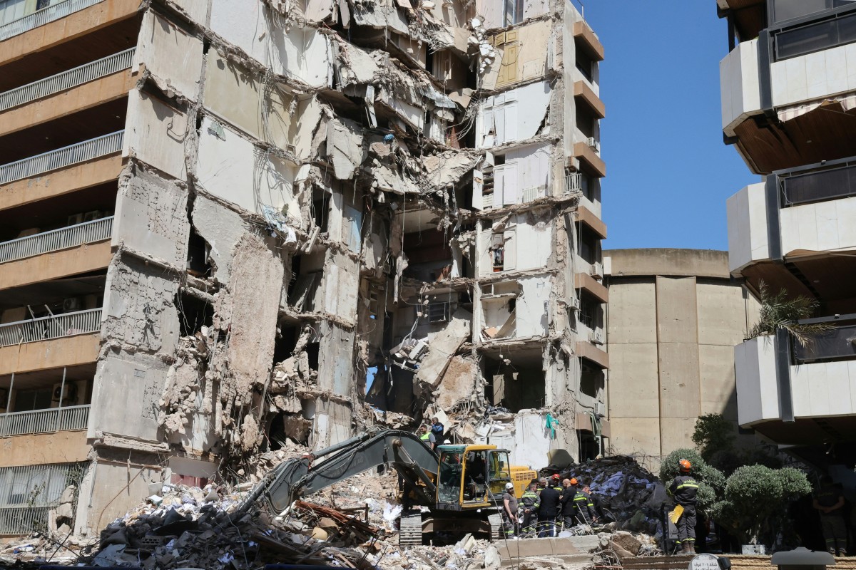 دمار في تلة الخياط. (أ ف ب)