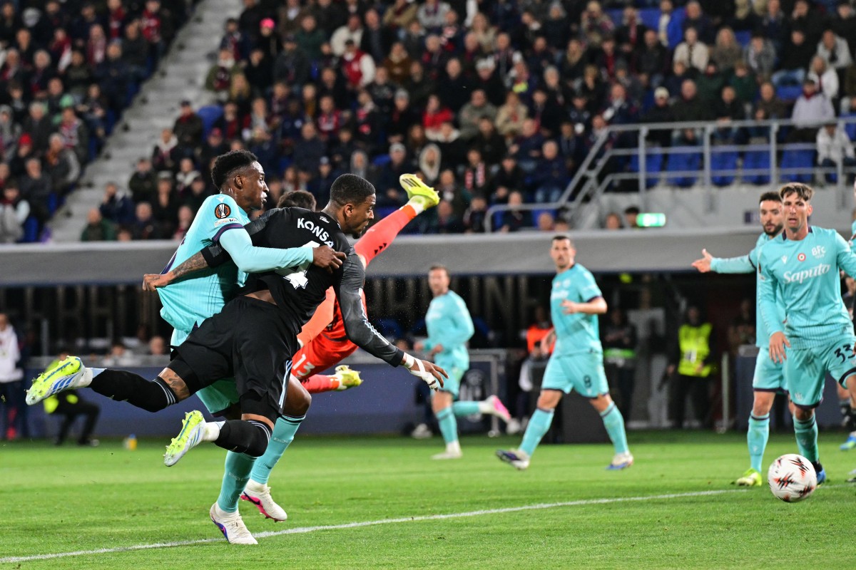 من مباراة أستون فيلا وبولونيا في الدوري الأوروبي. (أ ف ب)