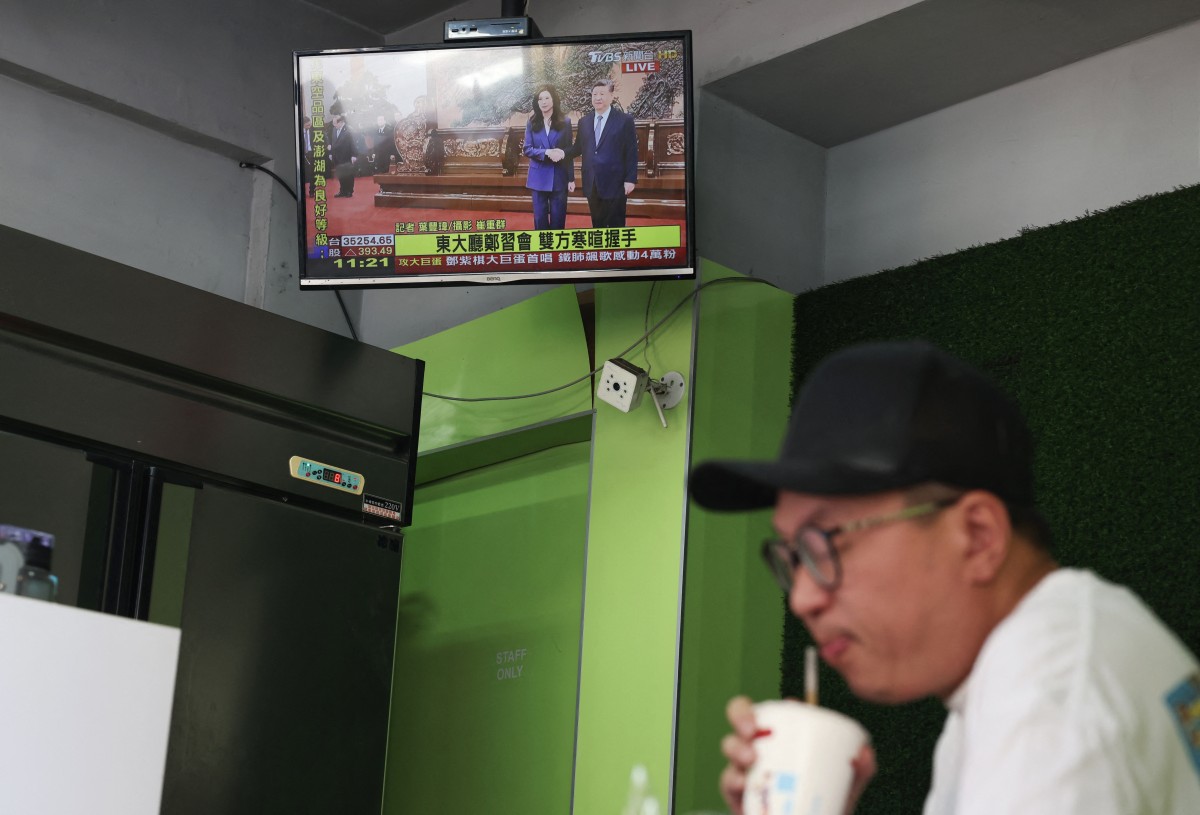 رئيسة حزب الكومينتانغ، تشنغ لي وون، والرئيس الصيني شي جين بينغ في بكين. (أ ف ب)