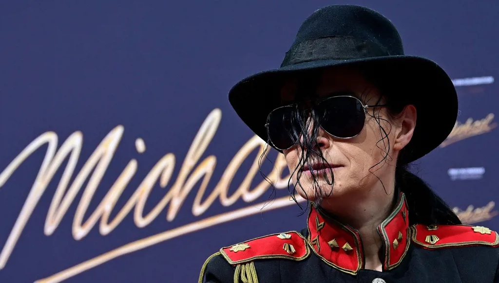 فيلم مايكل جاكسون… سردٌ يتجاهل أكثر القضايا إثارة للجدل