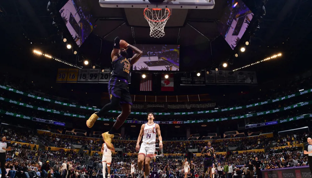 ليبرون جيمس يقتحم قائمة جديدة في تاريخ الدوري الأميركي للمحترفين