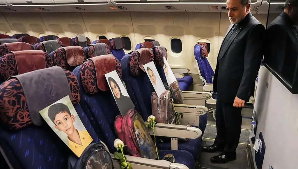 صور الأطفال الذين قتلوا في مدرسة ميناب على متن طائرة الوفد الإيراني إلى باكستان