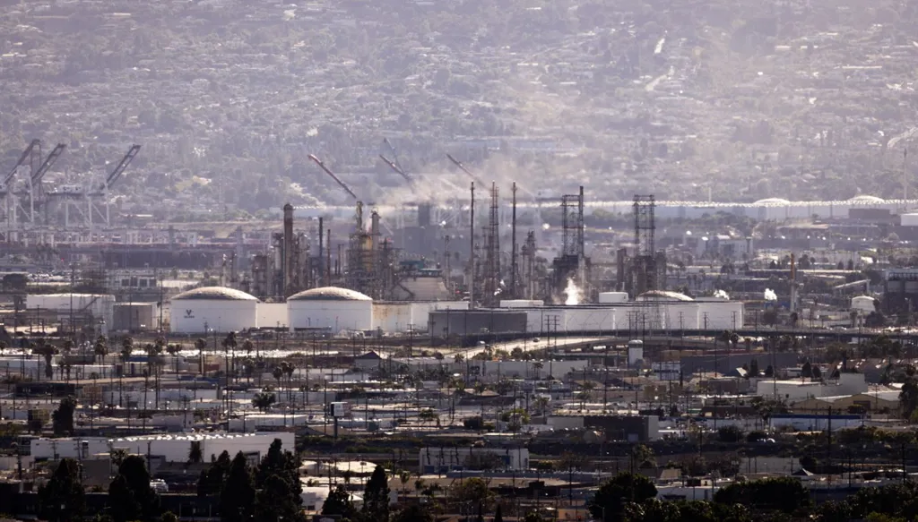 كوارث بالجملة وقرارات بالمفرّق