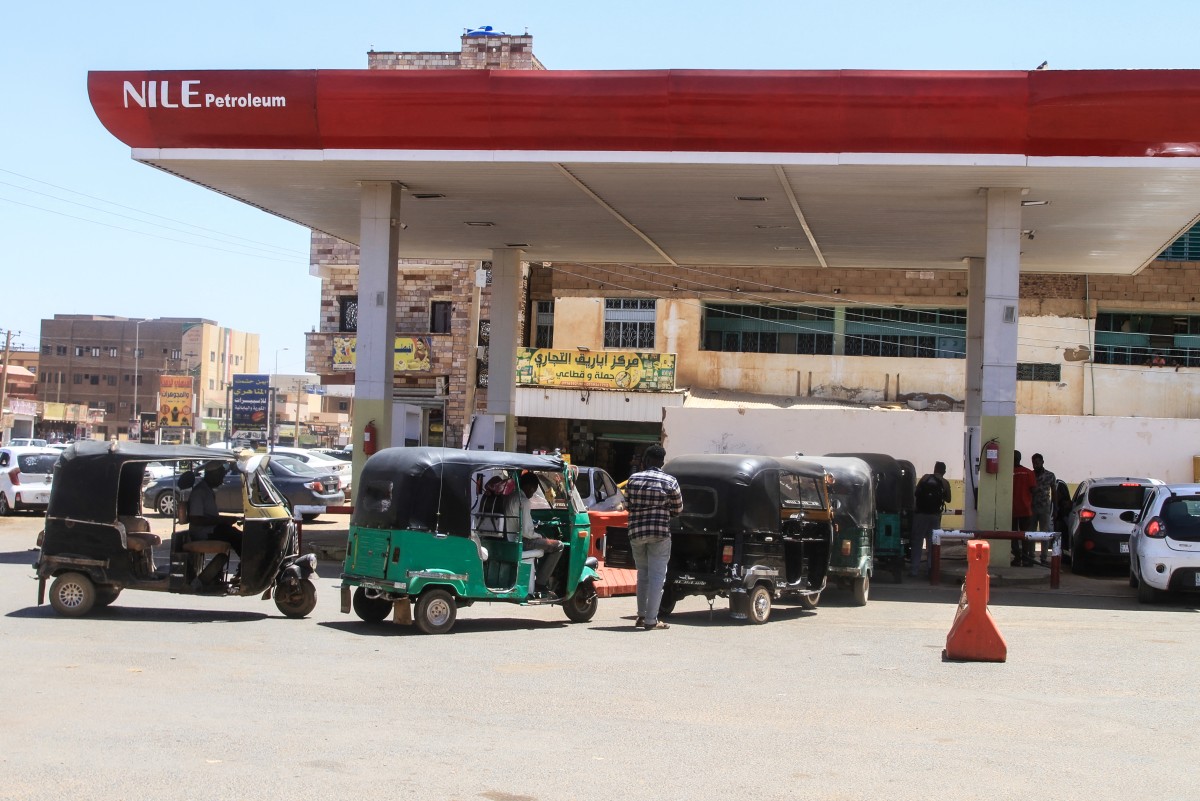محطة وقود في الخرطوم. (أ ف ب)