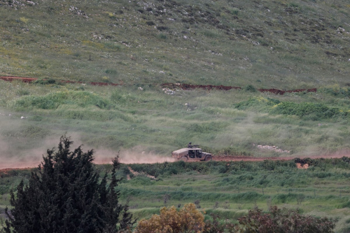 آلية عسكرية إسرائيلية تسير على طريق قرب الحدود مع لبنان. (أ ف ب)