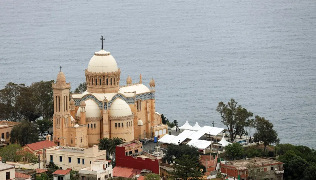 البابا لاوون يبدأ اليوم زيارة تاريخية للجزائر