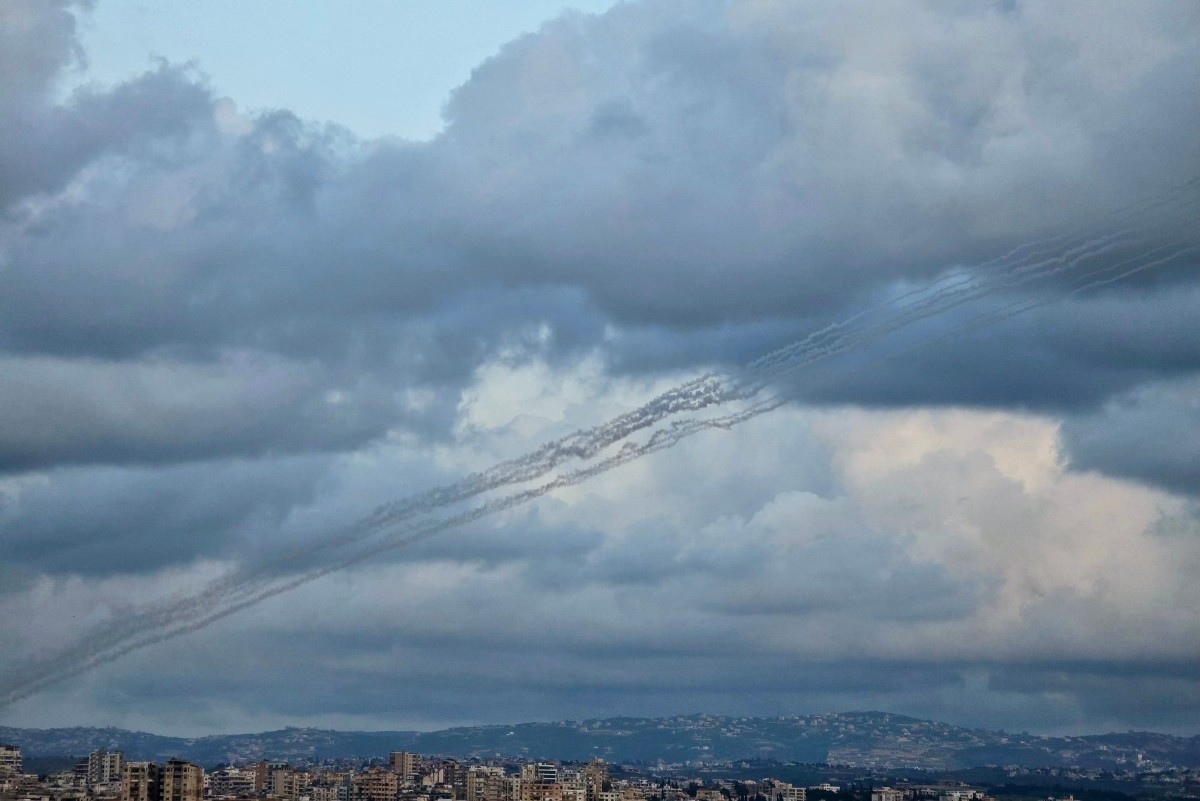 صواريخ تنطلق من الجنوب باتجاه إسرائيل (أ ف ب).