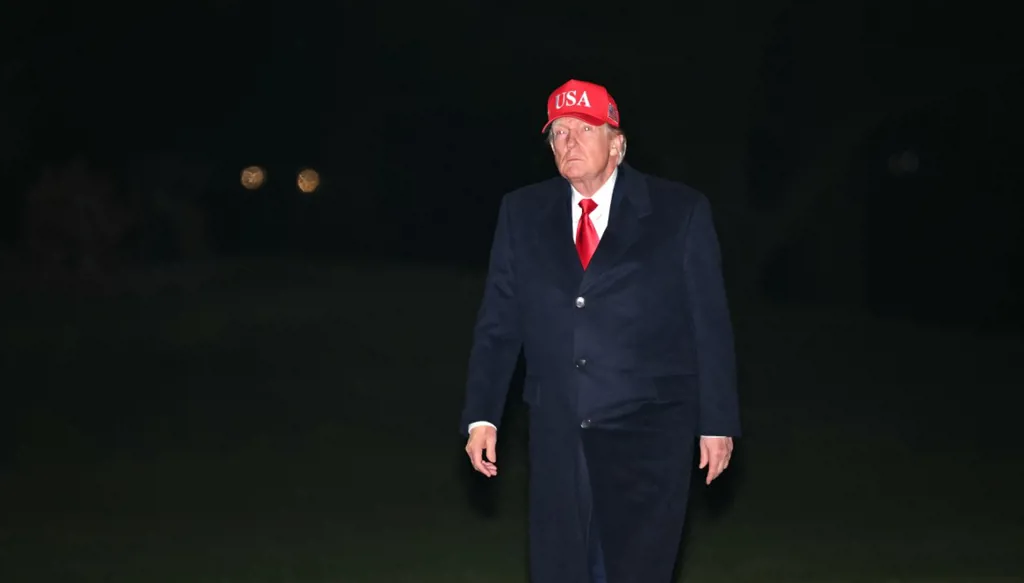 ترامب: سنفرض حصاراً على حركة السفن بالموانئ الإيرانية بدءاً من اليوم