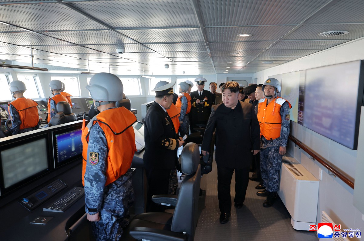 كيم على متن المدمّرة (أ ف ب).