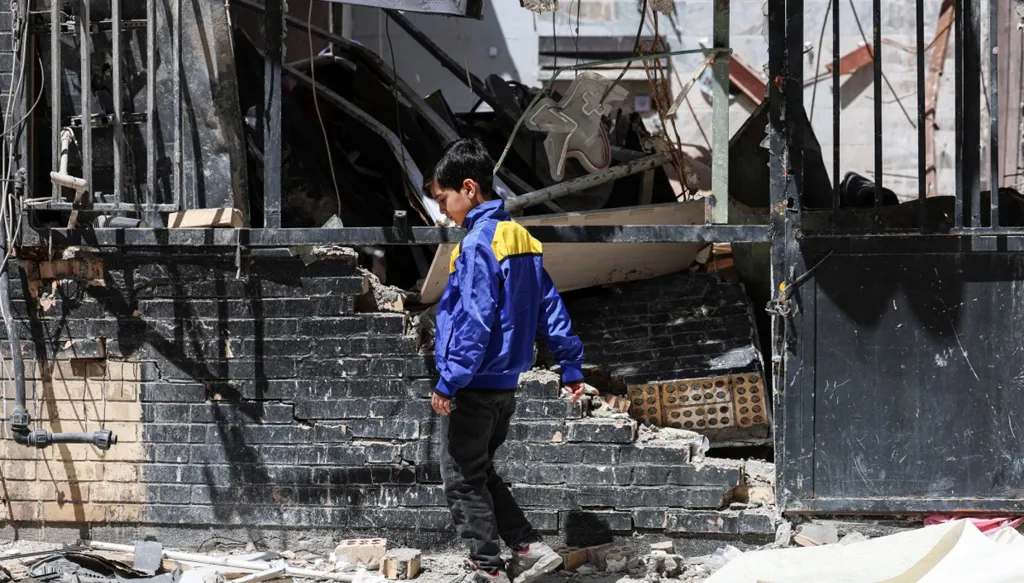 100 ألف وحدة سكنية متضررة و1500 عائلة بلا مأوى… أرقام صادمة من حرب إيران